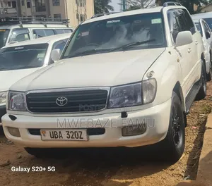 Toyota Land Cruiser 2001 White