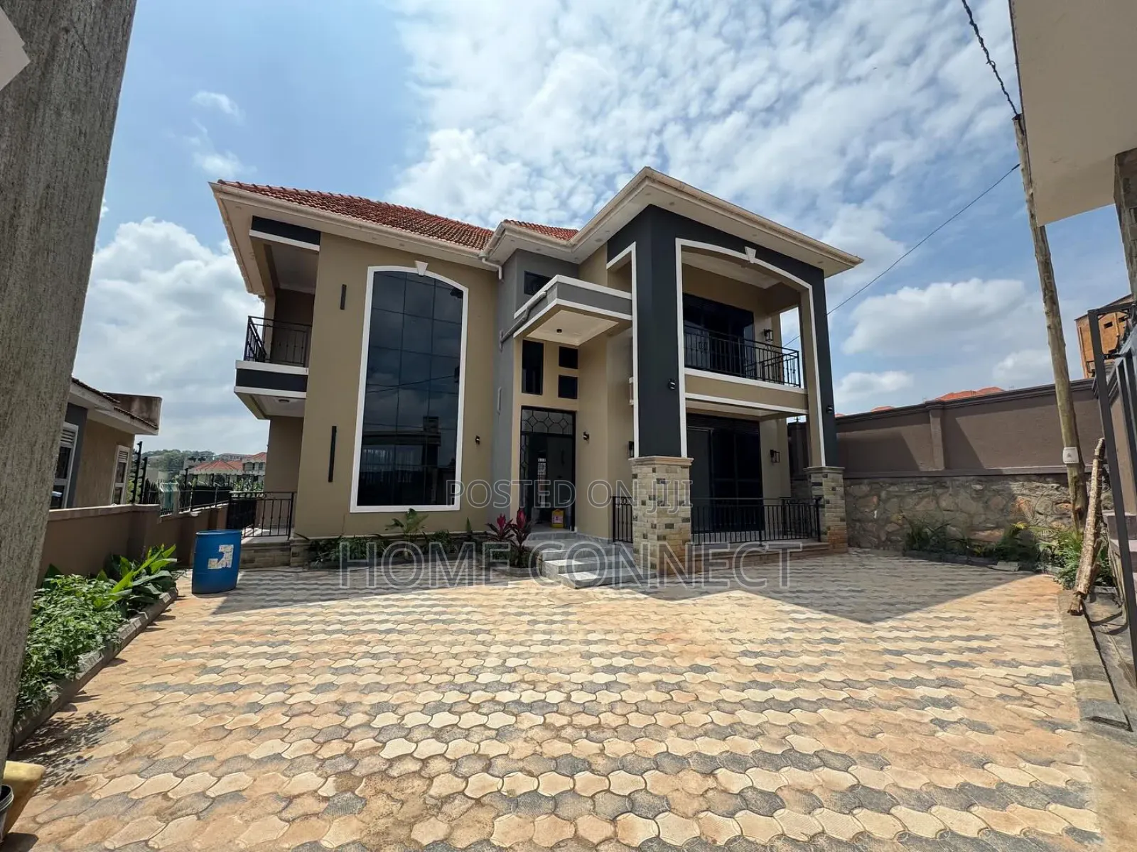 5bdrm Duplex in Komamboga, Central Division for sale