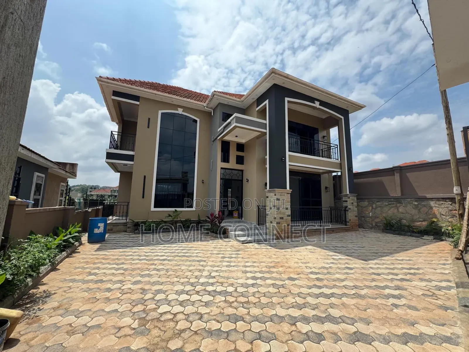 5bdrm Duplex in Komamboga, Central Division for sale