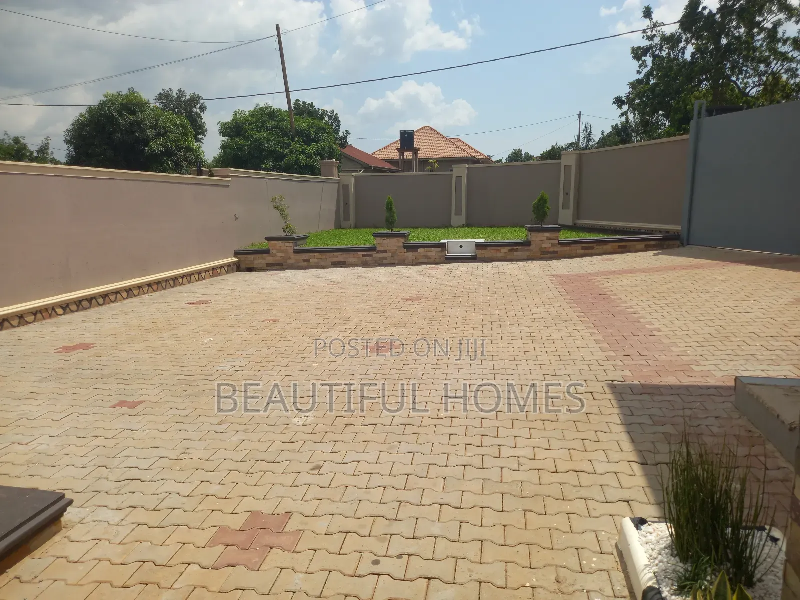 Furnished 4bdrm Bungalow in Kira for sale