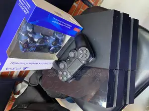 Original Ps4 Standard Set: 2 Controllers, 8 Games, Leads, Clean