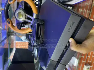 Playstation 4 Console Pack: 2 Dualshock Pads, 8 Games Connectivity