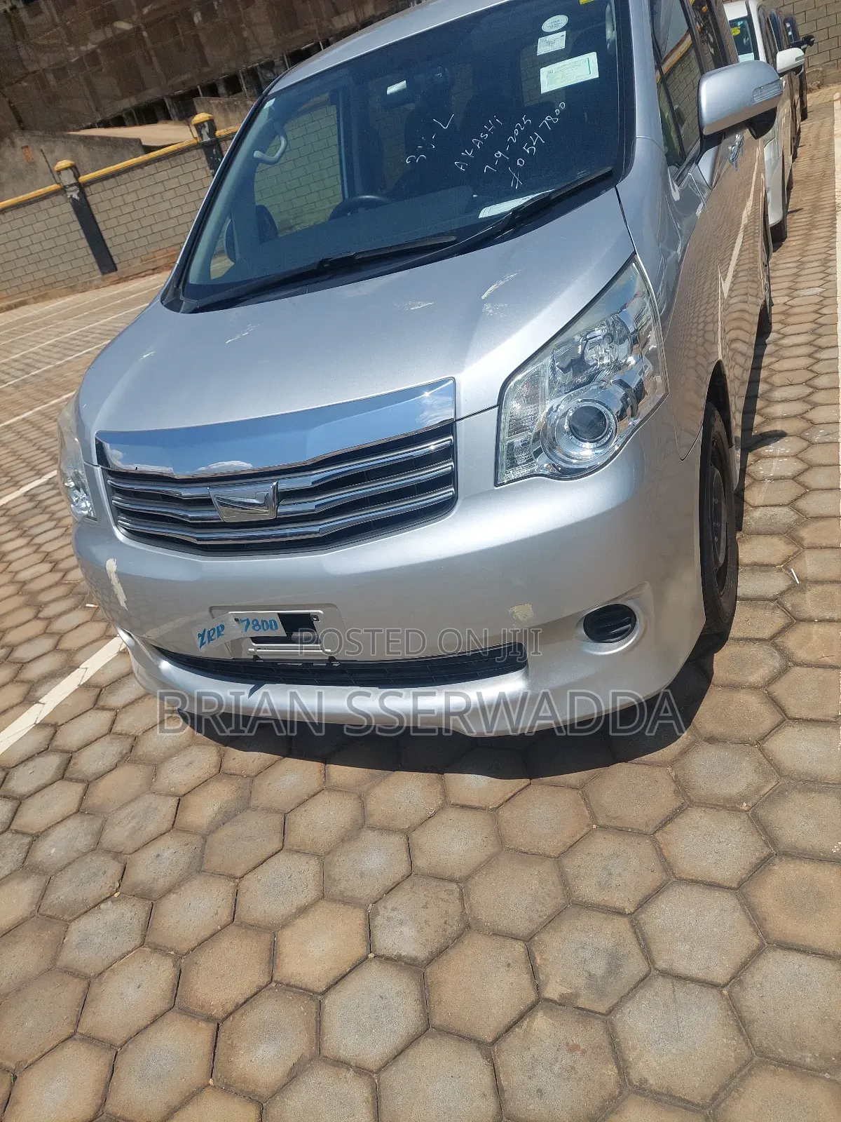 Toyota Noah 2.0 143hp FWD (8 Seater) 2012 Silver