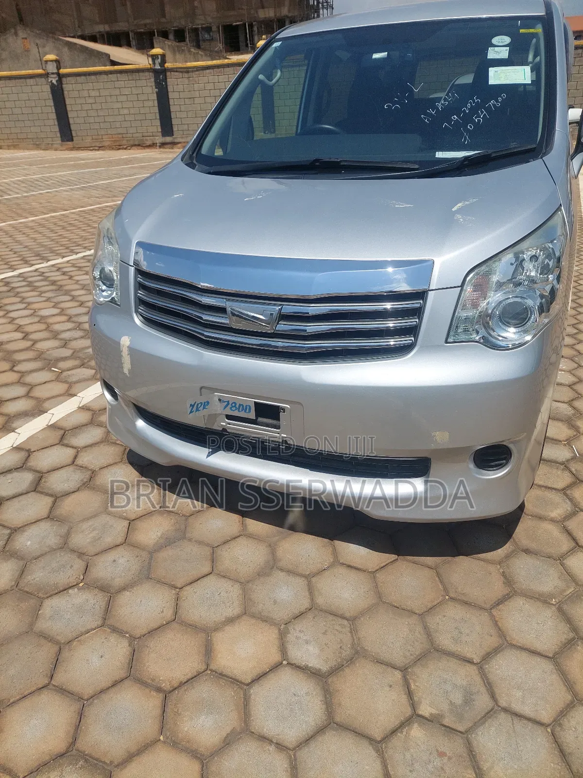 Toyota Noah 2.0 143hp FWD (8 Seater) 2012 Silver