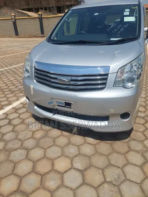 Toyota Noah 2.0 143hp FWD (8 Seater) 2012 Silver