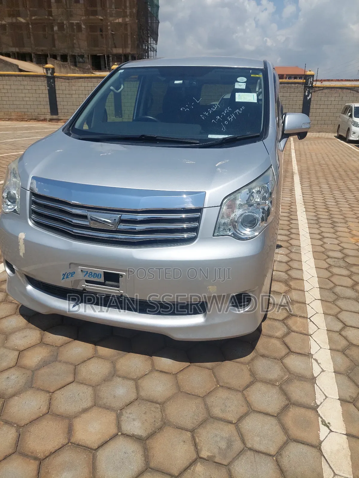 Toyota Noah 2.0 143hp FWD (8 Seater) 2012 Silver