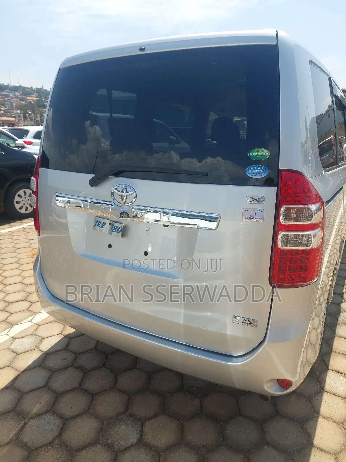 Toyota Noah 2.0 143hp FWD (8 Seater) 2012 Silver