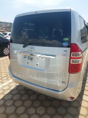 Toyota Noah 2.0 143hp FWD (8 Seater) 2012 Silver