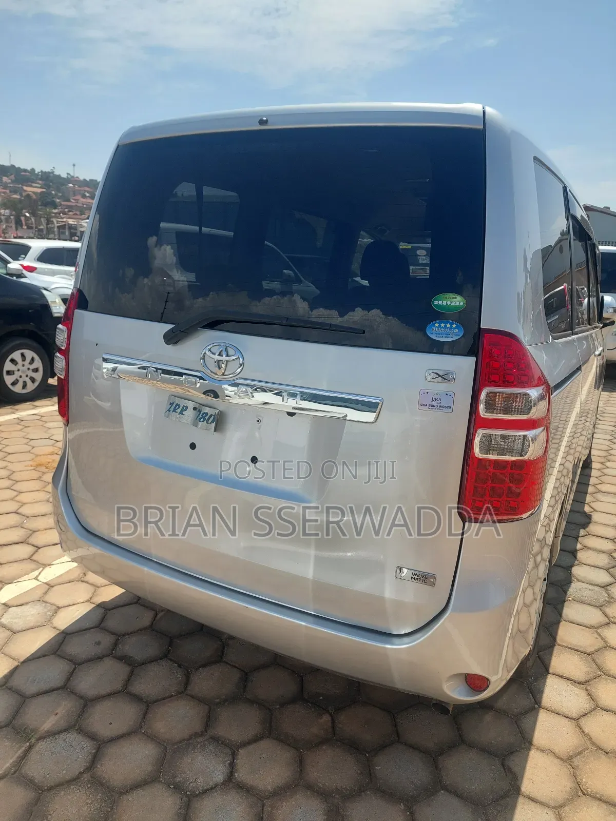 Toyota Noah 2.0 143hp FWD (8 Seater) 2012 Silver