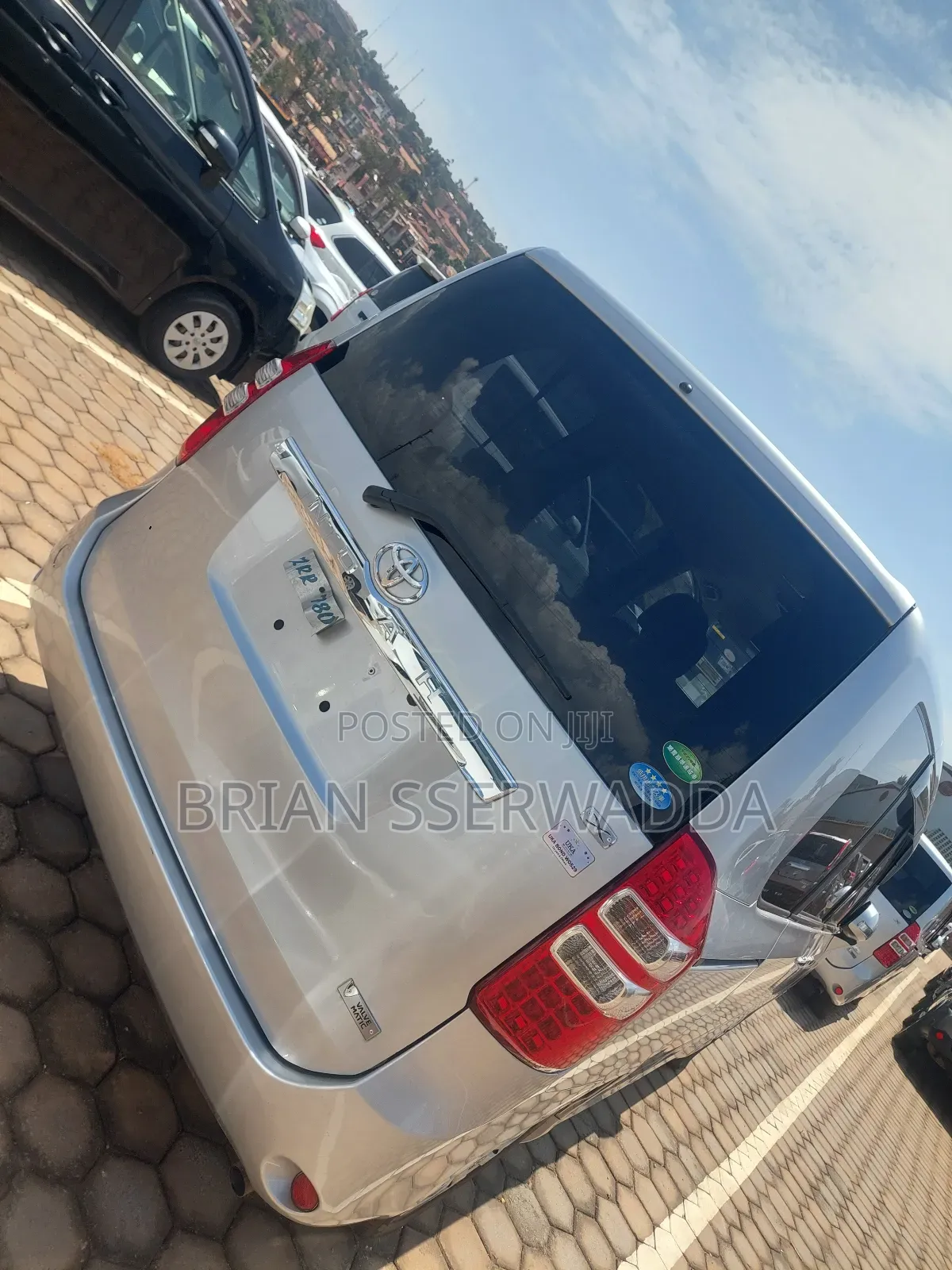 Toyota Noah 2.0 143hp FWD (8 Seater) 2012 Silver