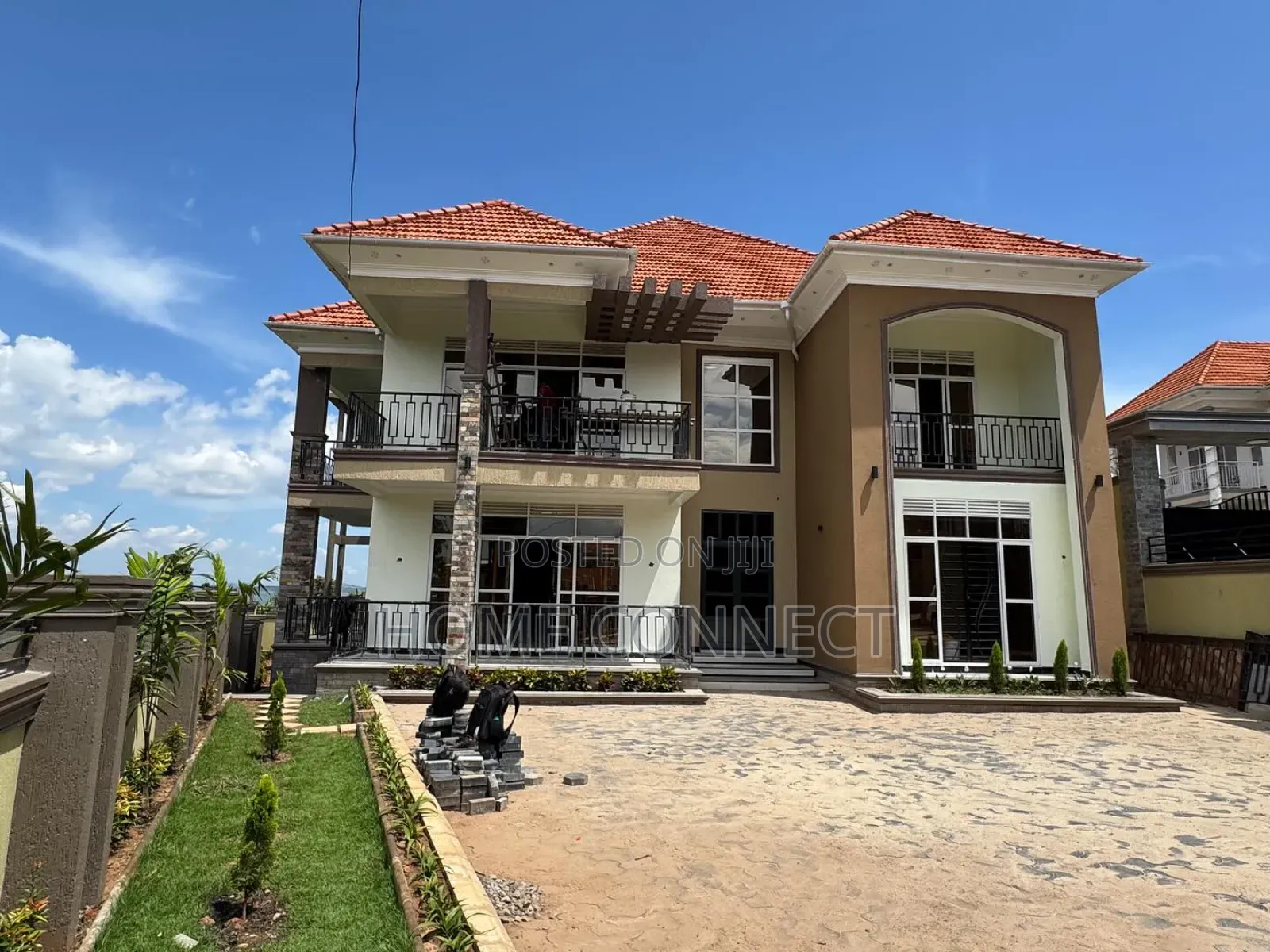 5bdrm Duplex in Kira Mamerito Rd, Central Division for sale
