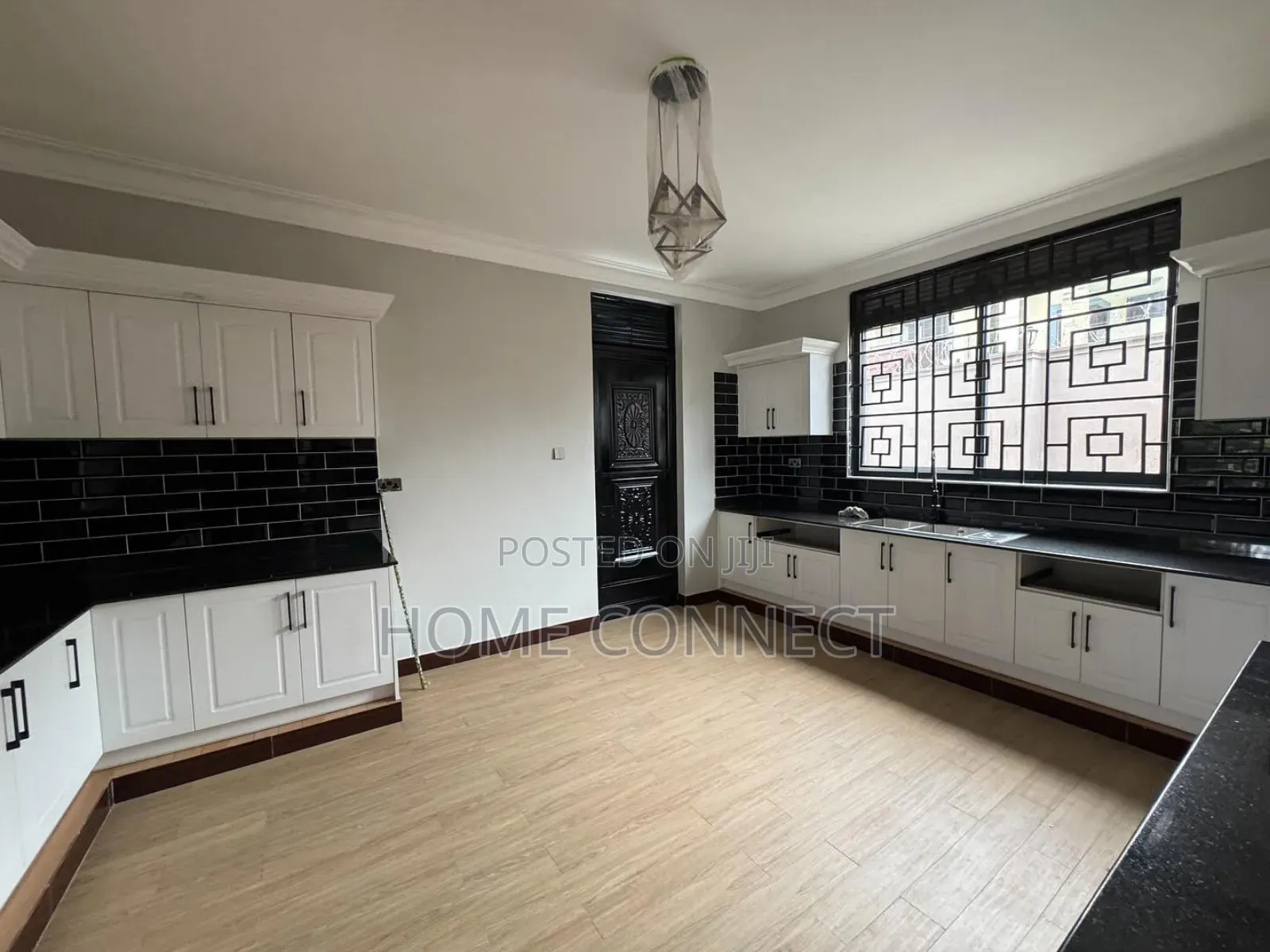 5bdrm Duplex in Kira Mamerito Rd, Central Division for sale