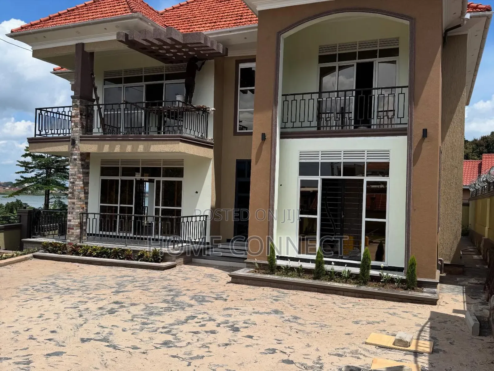 5bdrm Duplex in Kira Mamerito Rd, Central Division for sale