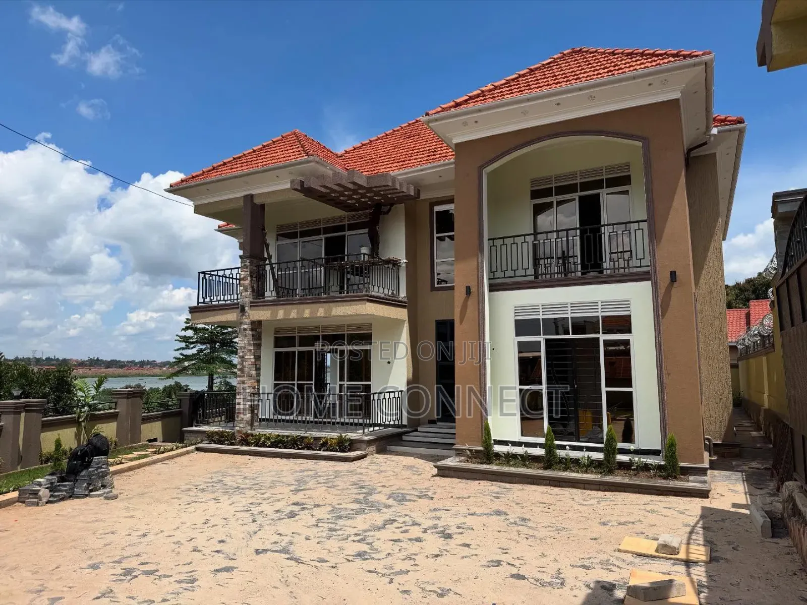5bdrm Duplex in Kira Mamerito Rd, Central Division for sale