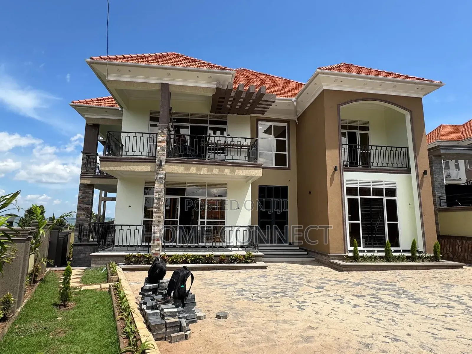 5bdrm Duplex in Kira Mamerito Rd, Central Division for sale