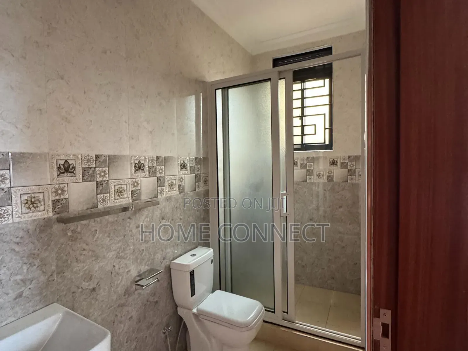 5bdrm Duplex in Kira Mamerito Rd, Central Division for sale