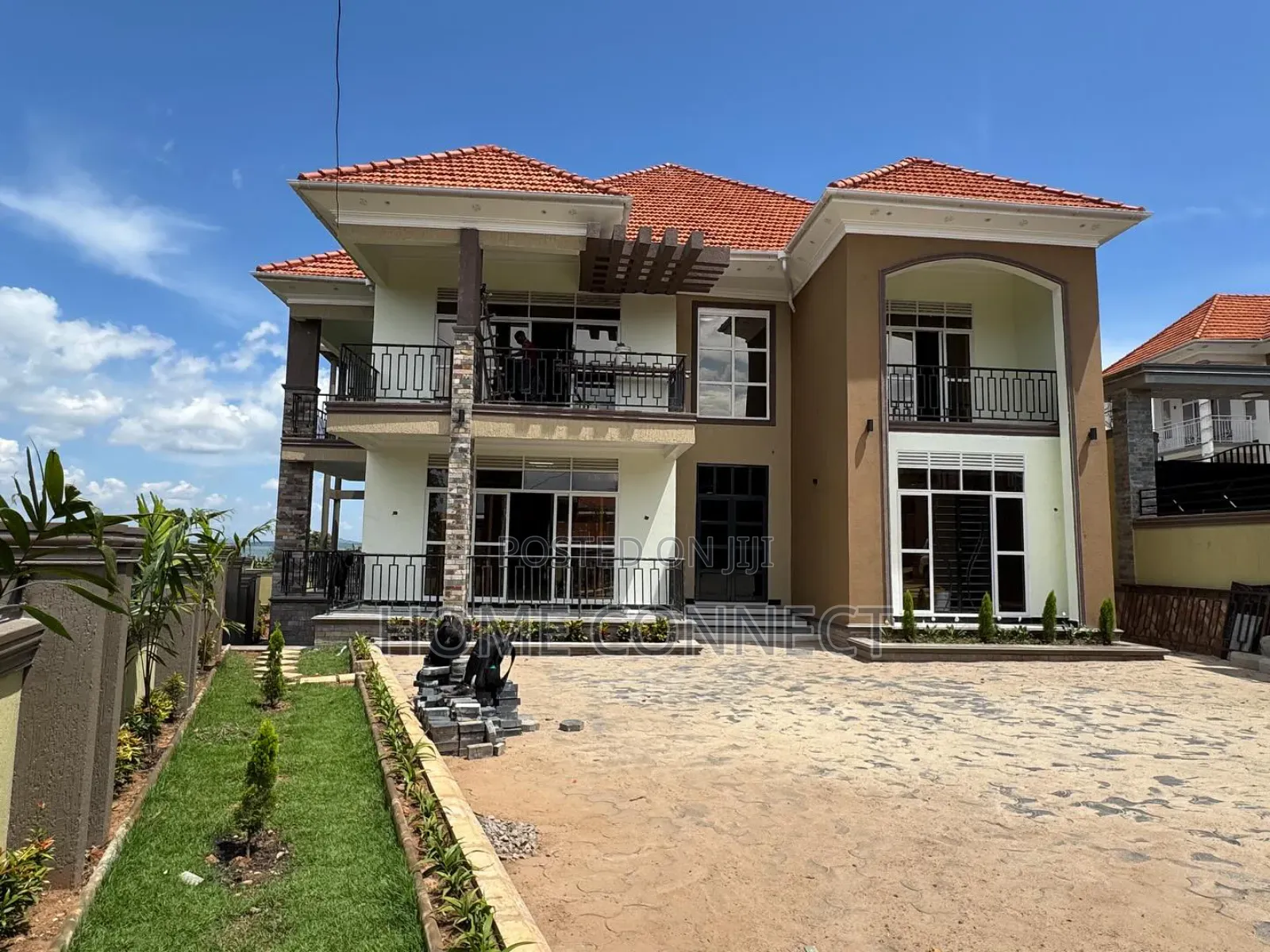 5bdrm Duplex in Kira Mamerito Rd, Central Division for sale