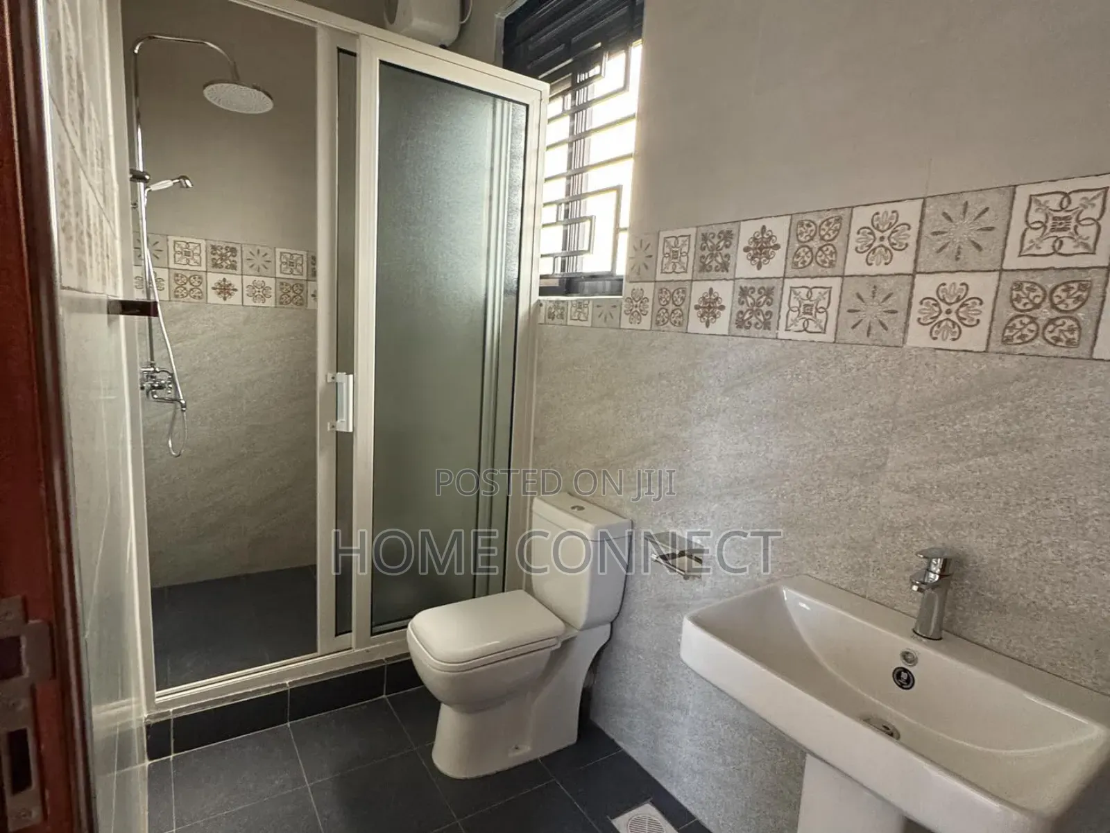 5bdrm Duplex in Kira Mamerito Rd, Central Division for sale
