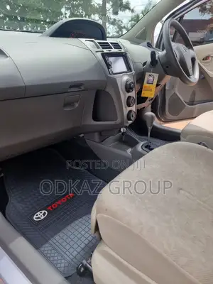 Toyota Vitz 1.5 FWD 3dr 2010 Silver