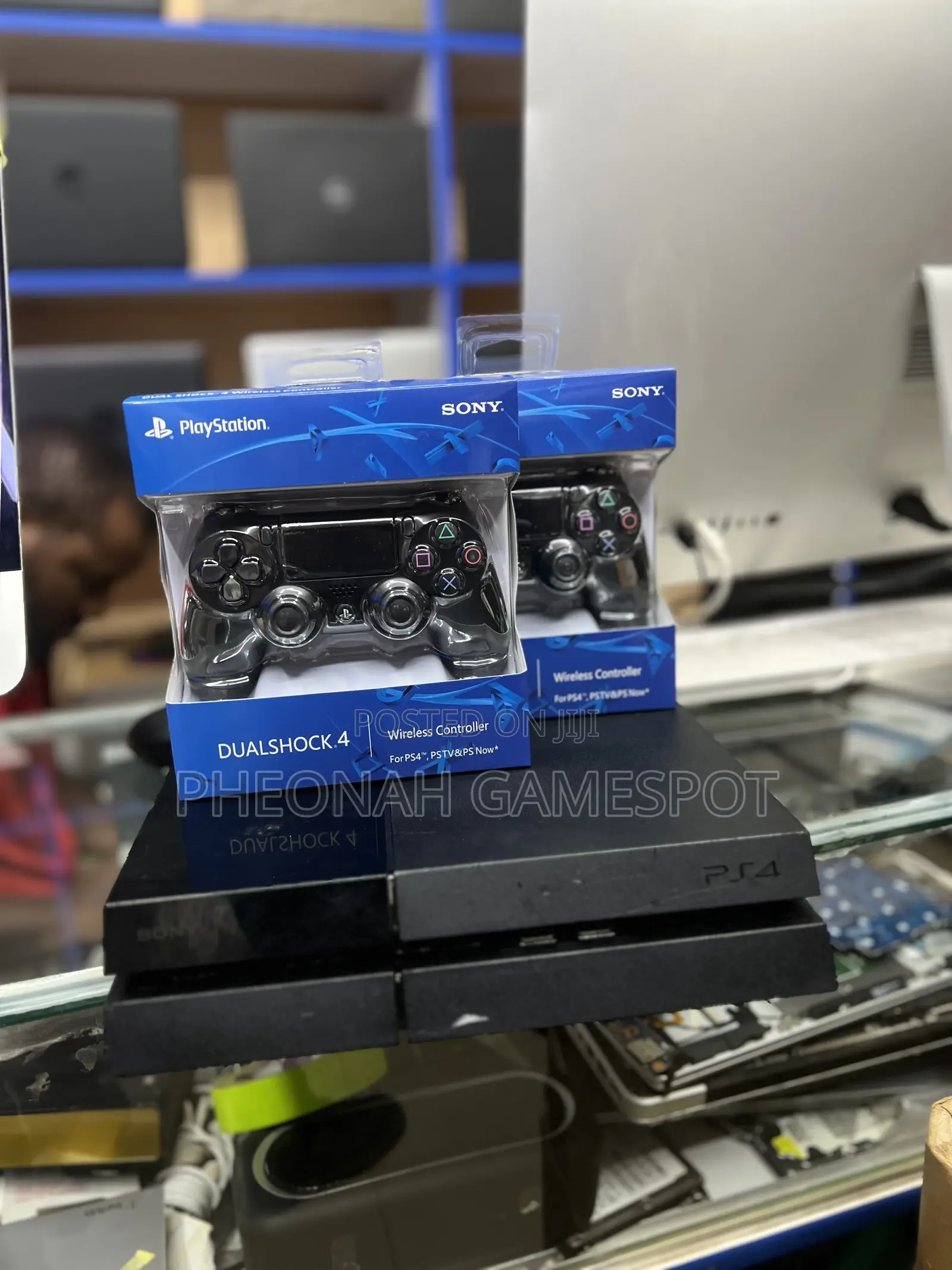 Ps4 Smooth Console Fun With 2 Controllers and 11 Games Inside.