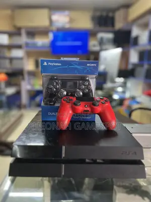 Ps4 Smooth Home Play System With 2 Controllers and 11 Games.