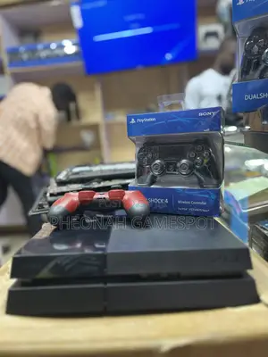 Ps4 Smooth Console Fun Pack With 2 Controllers and 11 Games.