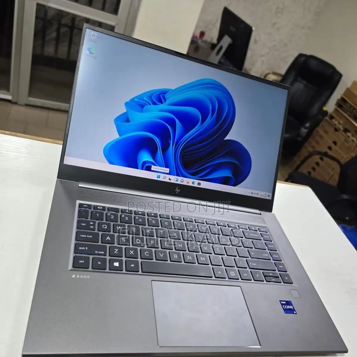 New Laptop HP ZBook Firefly G8 16GB Intel Core I7 SSD 512GB