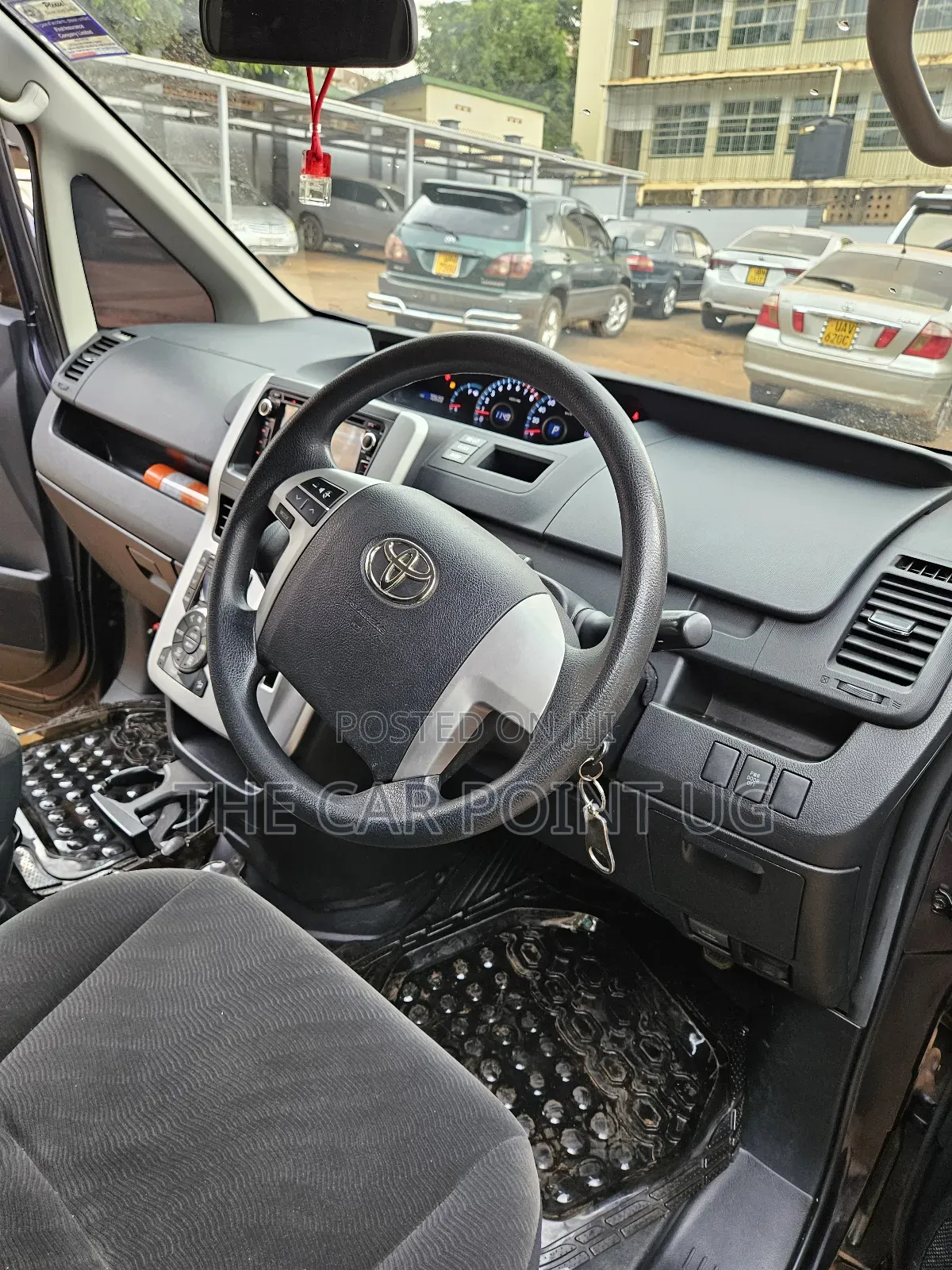 Toyota Noah 2.0 143hp FWD (7 Seater) 2011 Purple