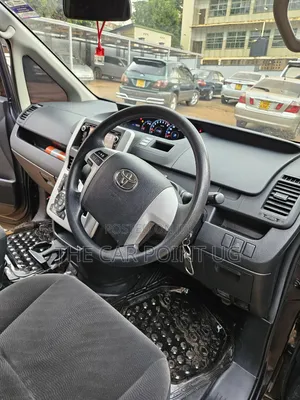 Toyota Noah 2.0 143hp FWD (7 Seater) 2011 Purple