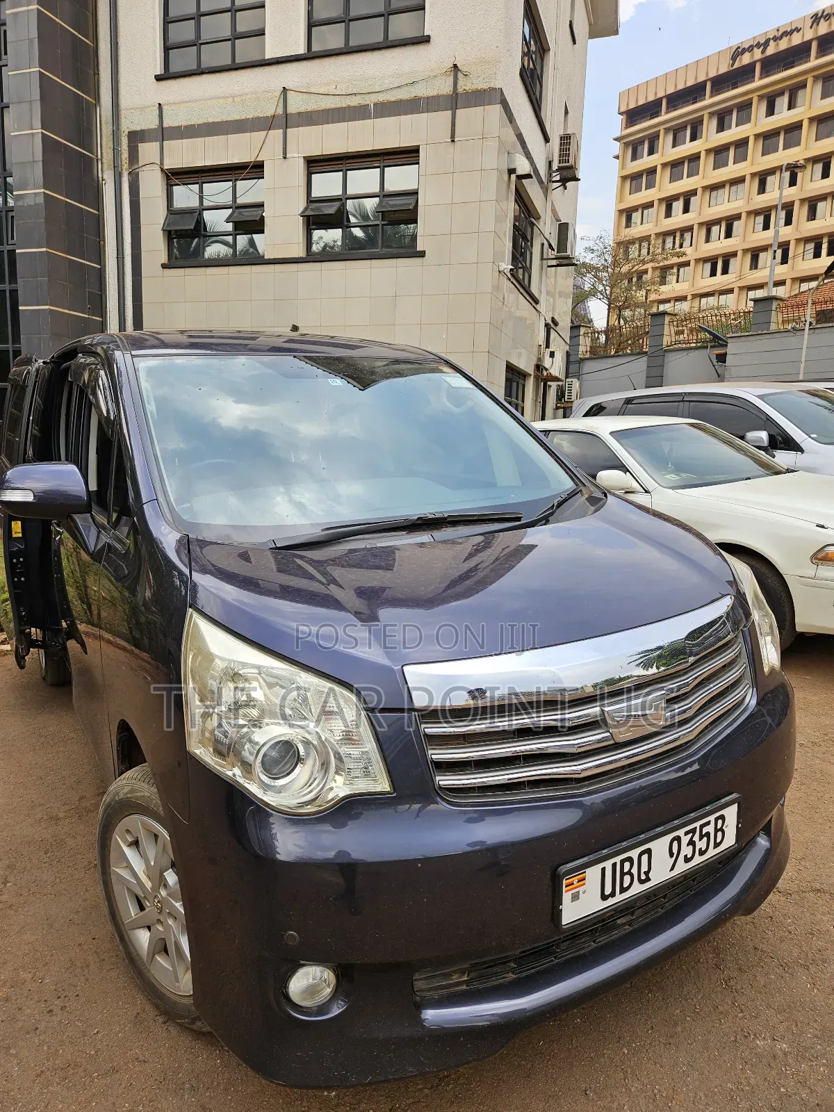 Toyota Noah 2.0 143hp FWD (7 Seater) 2011 Purple