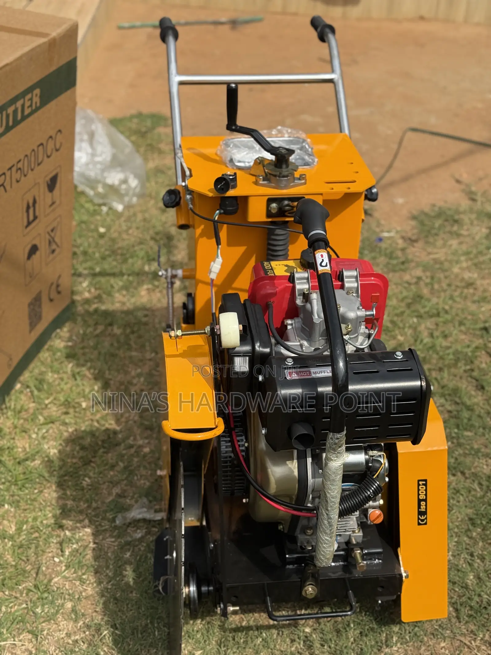 Concrete Cutter With Diesel Engine and Blade