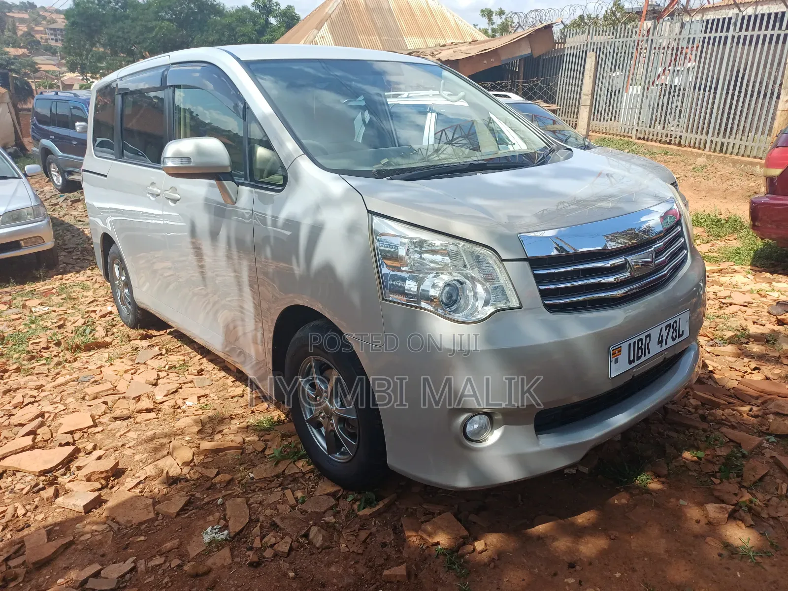 Toyota Noah 2011 Gray