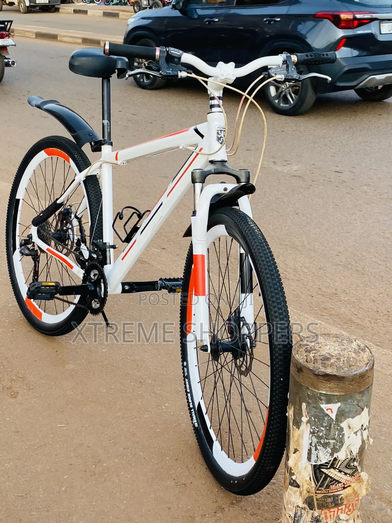 Mak /Muk/Bicycle :Opening Year /Bike /White 29”