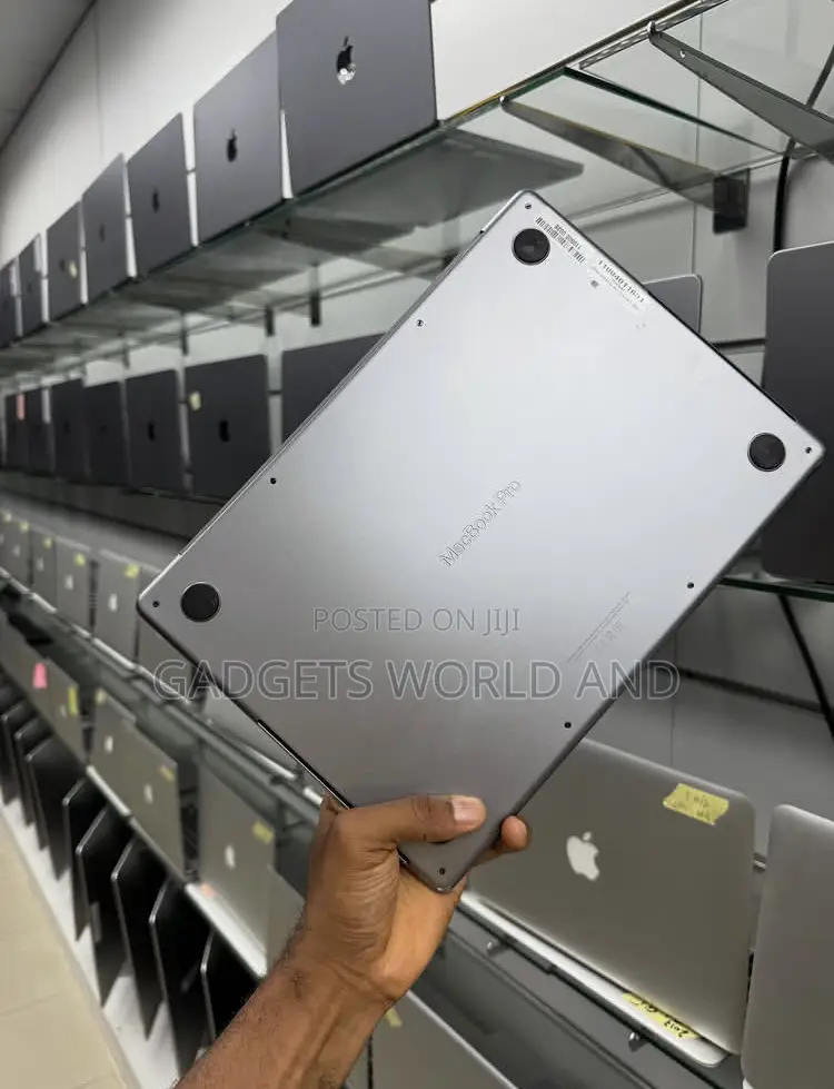 New Laptop Apple MacBook Pro 32GB Apple M1 Pro SSD 512GB