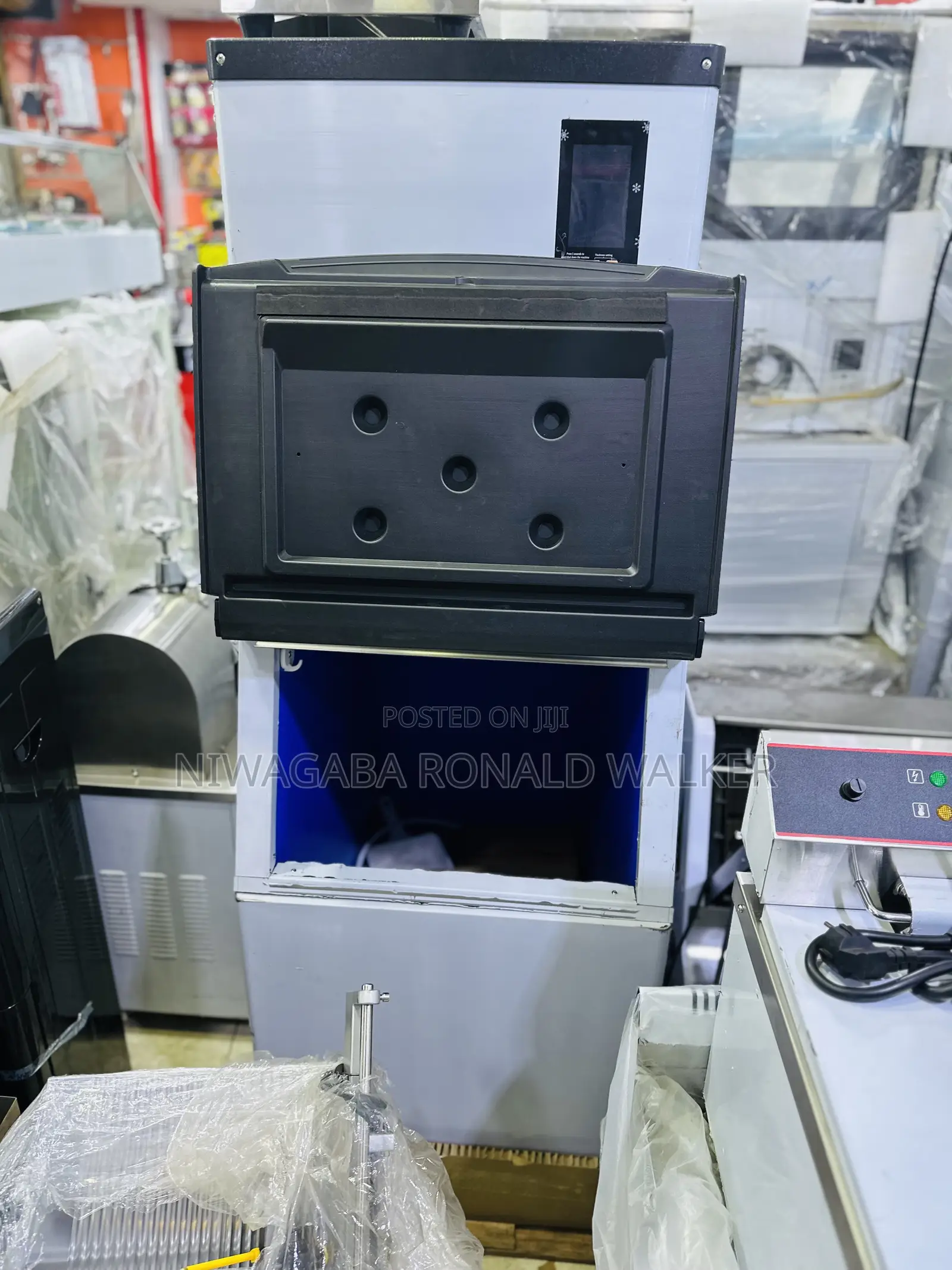 95kg Industrial Commercial Ice Cube Maker Machine With a Cooler Box