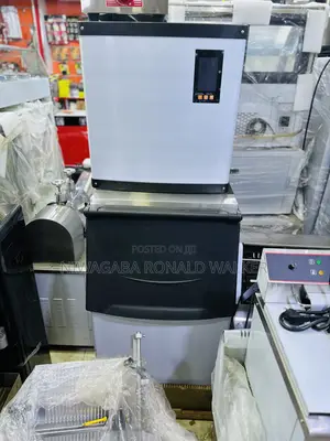 95kg Industrial Commercial Ice Cube Maker Machine With a Cooler Box
