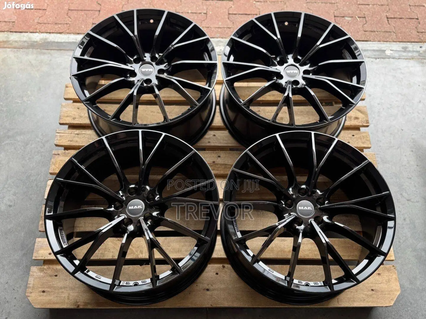 Advanti Racing Alloy Wheels With a Multi-Spoke Design.Size 18.