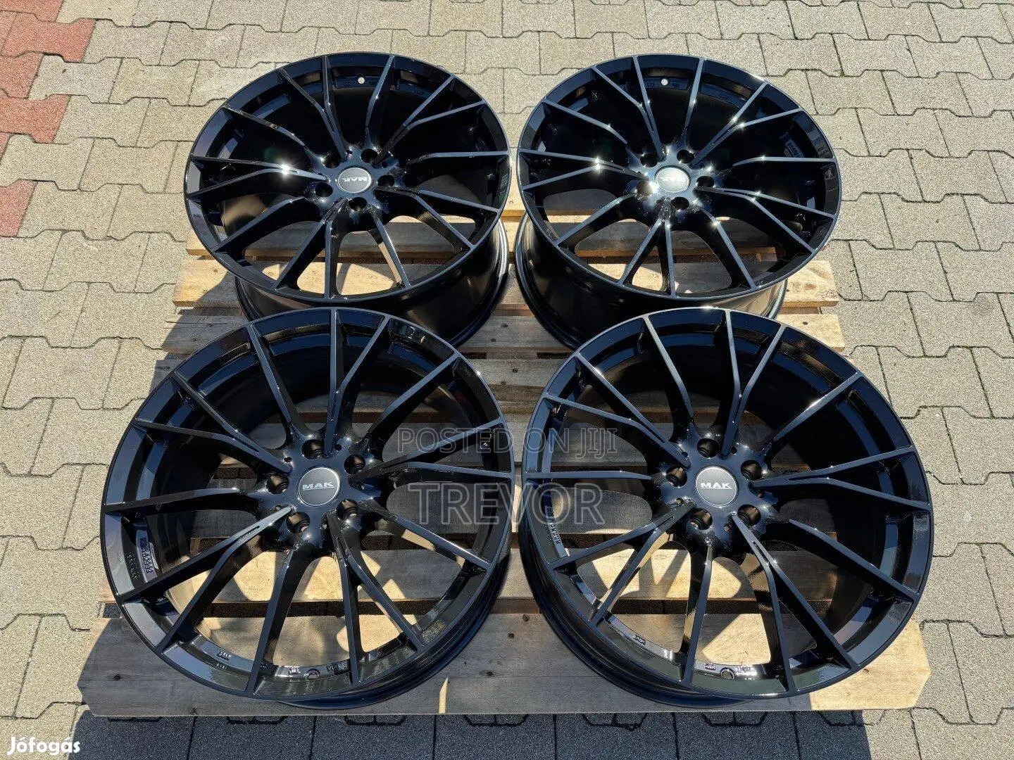 Advanti Racing Alloy Wheels With a Multi-Spoke Design.Size 18.