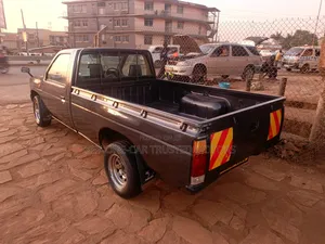 Nissan Pick-Up 1999 Gray