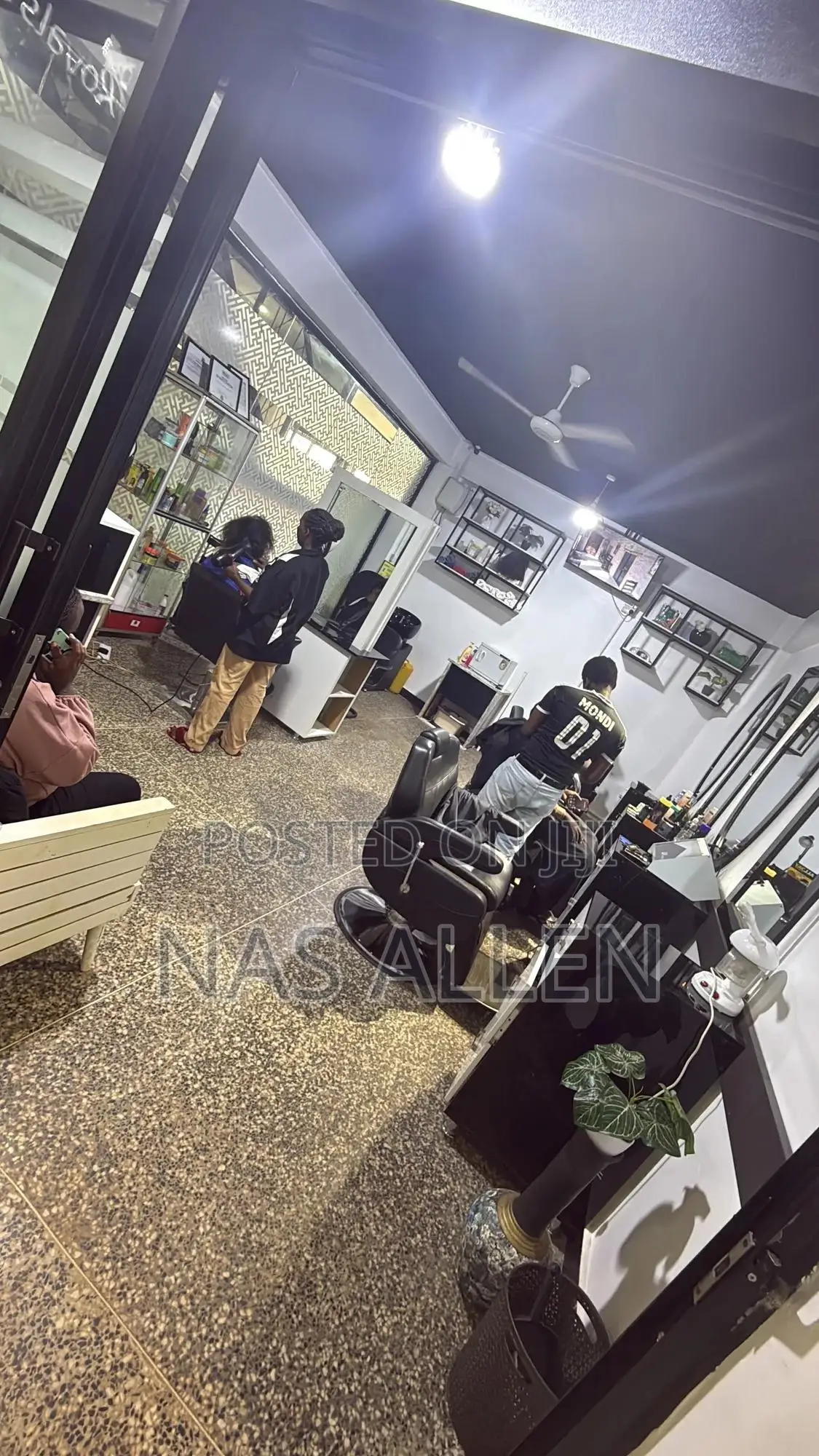 Unisex Salon