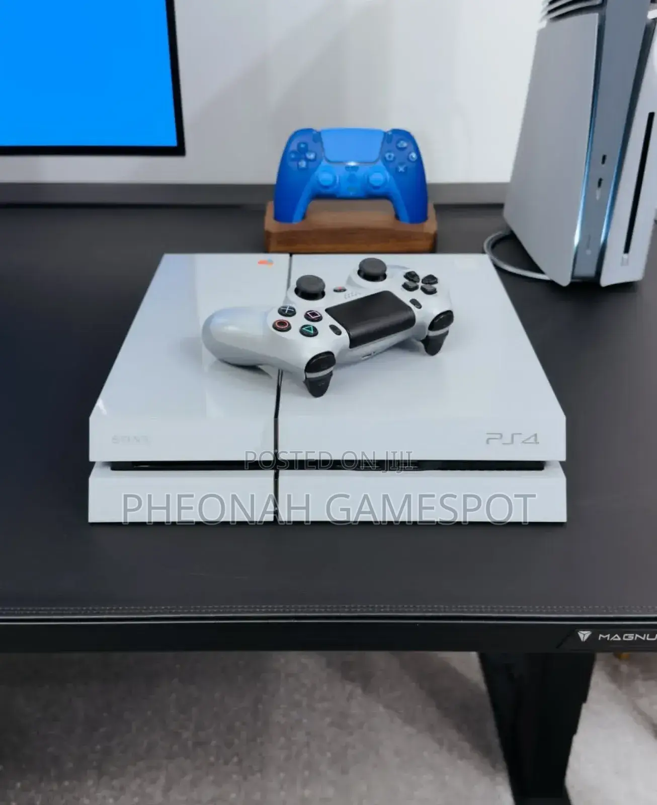 Chipped Playstation 4 Standard (Ps4) 12 Games, 2 Controllers. Pure Joy