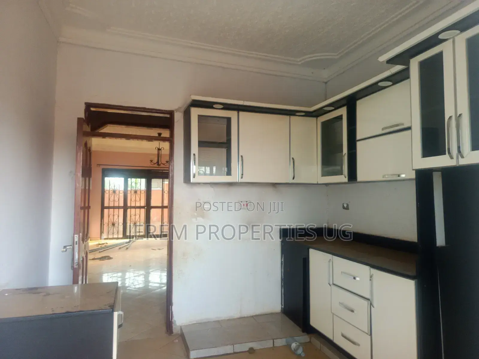 4bdrm House in Housing, Wakiso / Wakiso for sale