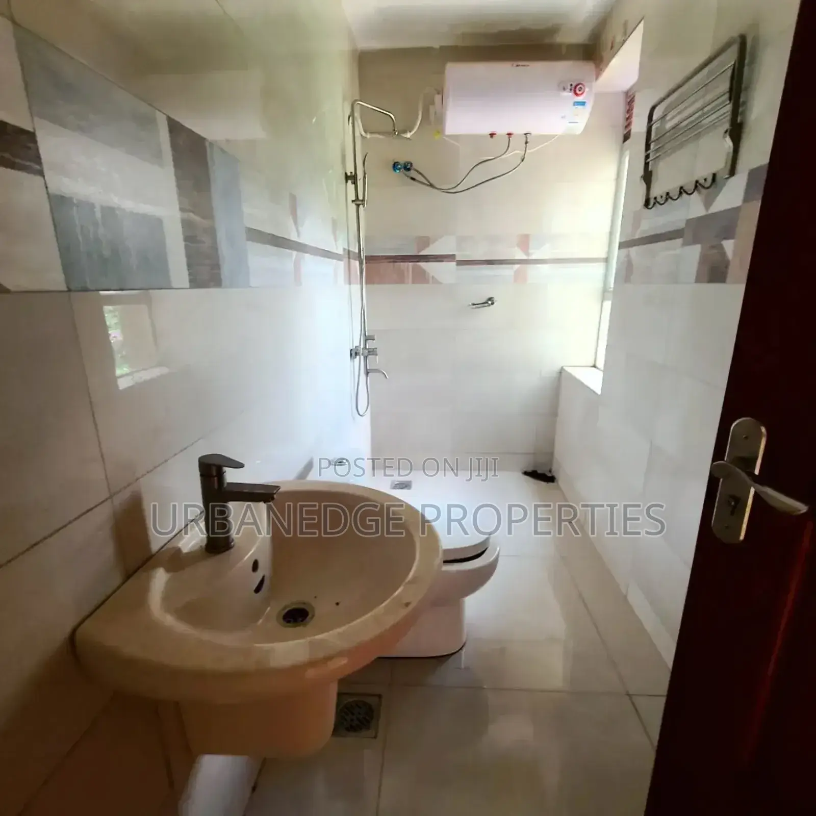 3bdrm Apartment in Muyenga, Central Division for rent
