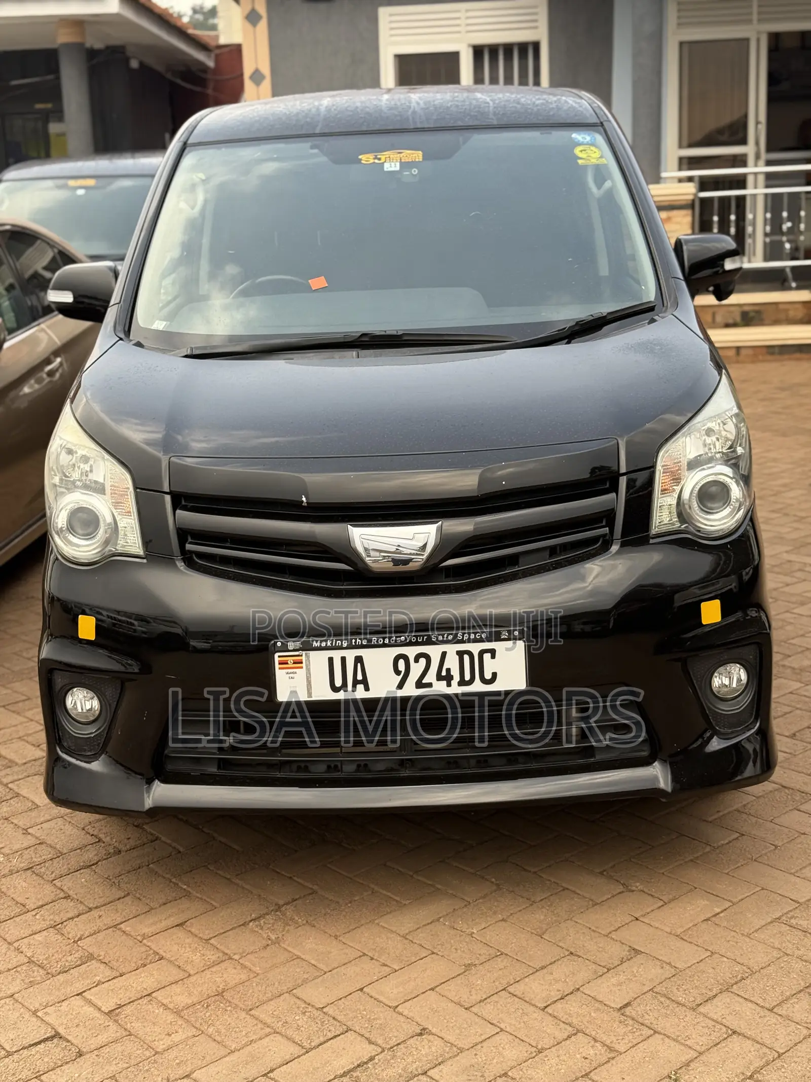 Toyota Noah 2.0 143hp AWD (8 Seater) 2011 Black