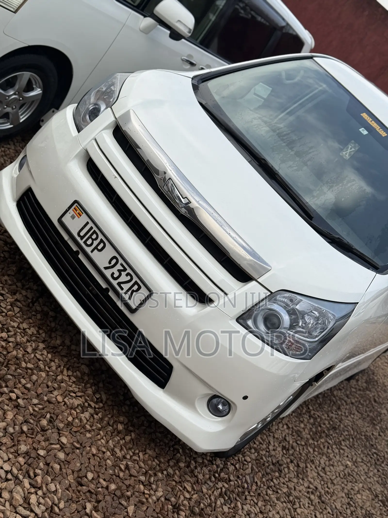 Toyota Noah 2.0 143hp FWD (8 Seater) 2009 White