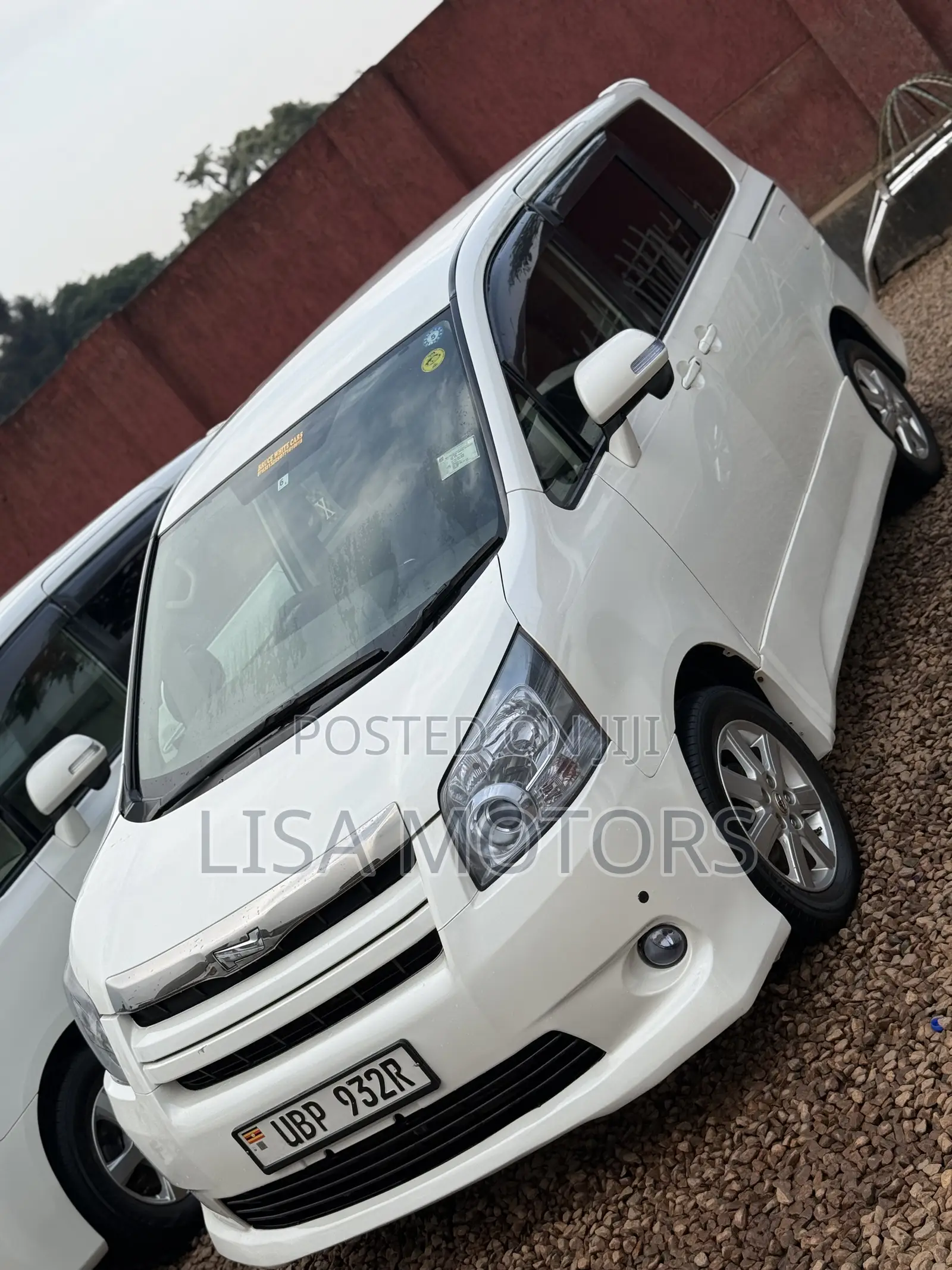 Toyota Noah 2.0 143hp FWD (8 Seater) 2009 White