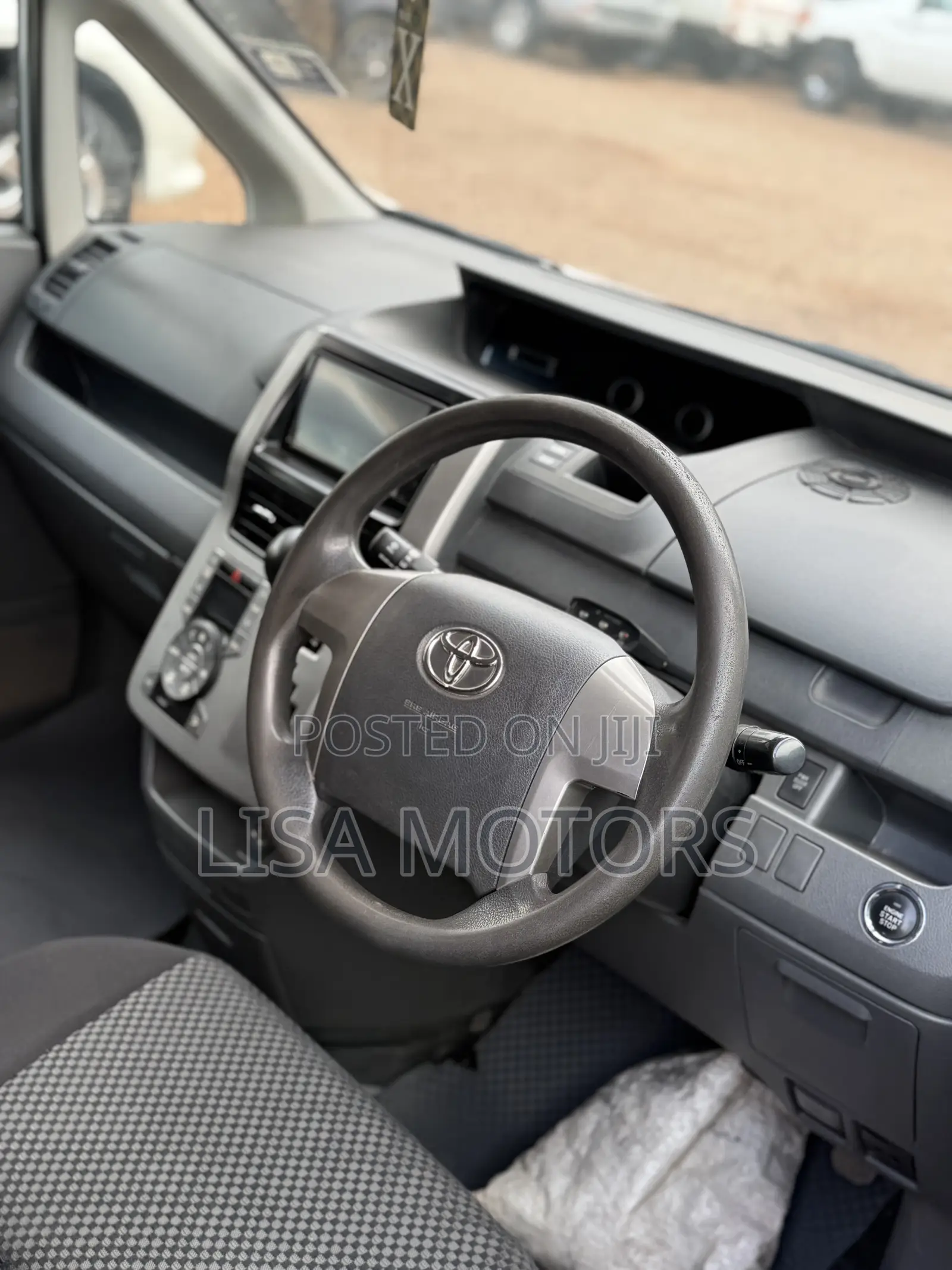 Toyota Noah 2.0 143hp FWD (8 Seater) 2009 White
