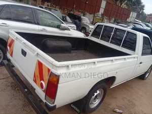 Nissan Pick-Up 1999 White