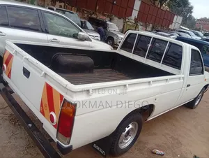Nissan Pick-Up 1999 White