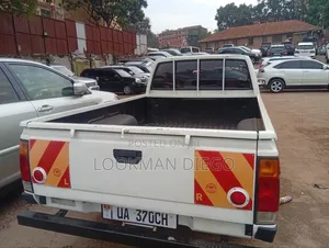 Nissan Pick-Up 1999 White